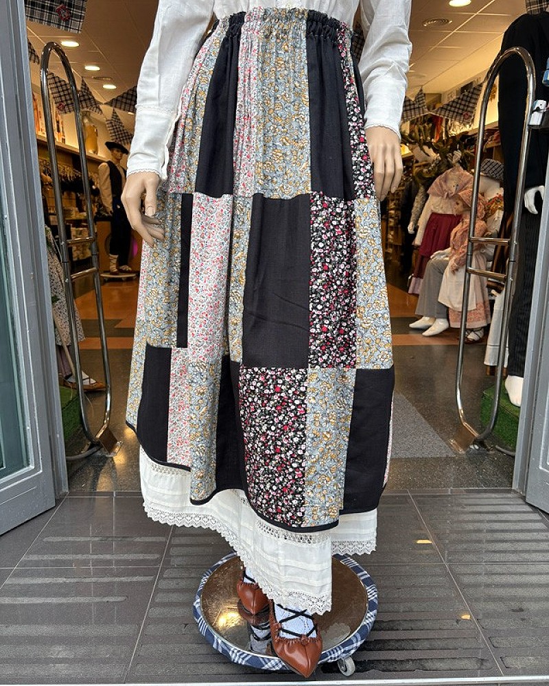 Traje vasco mujer completo negro con corpiño, falda estampada y pañuelo - Traje de Aldeana Vasca de Mujer