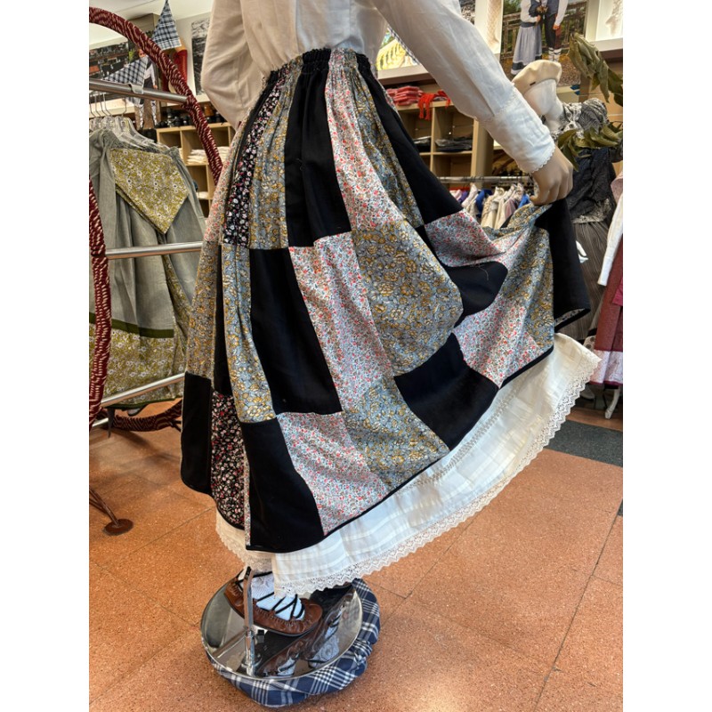 Traje vasco mujer completo negro con corpiño, falda estampada y pañuelo