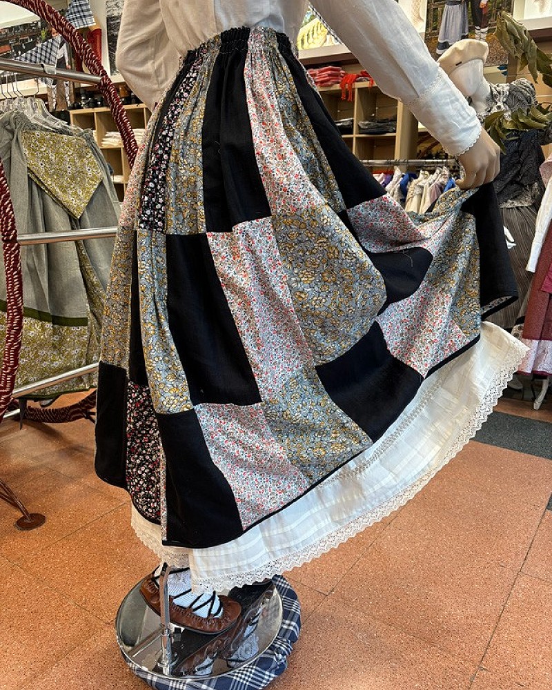 Traje vasco mujer completo negro con corpiño, falda estampada y pañuelo - Traje de Aldeana Vasca de Mujer