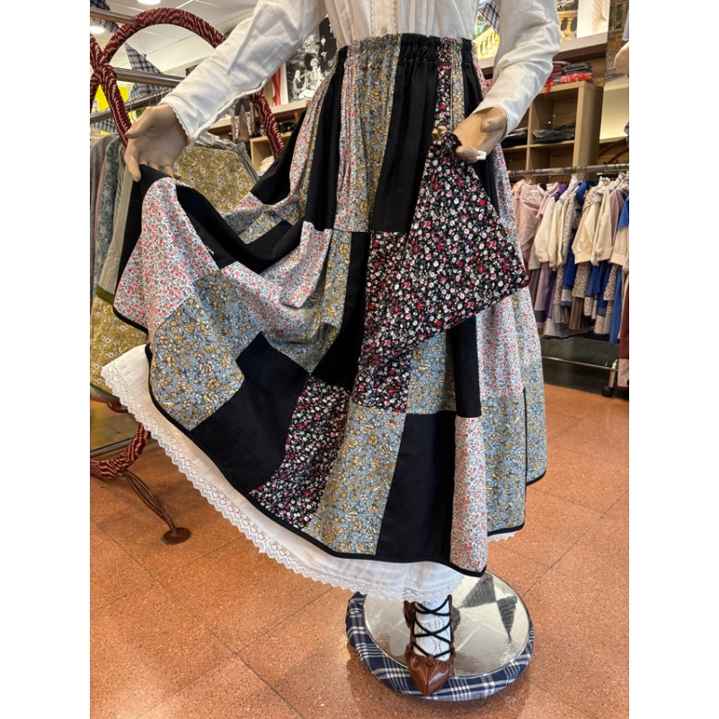 Traje vasco mujer completo negro con corpiño, falda estampada y pañuelo