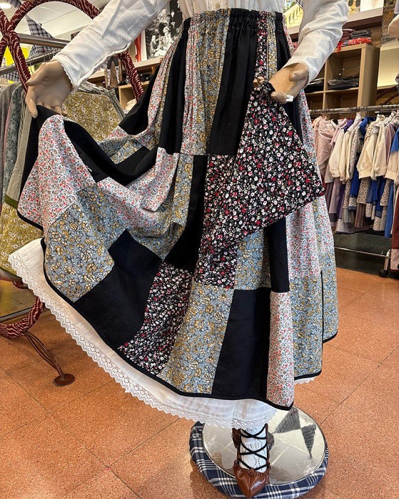 Traje vasco mujer completo negro con corpiño, falda estampada y pañuelo - Traje de Aldeana Vasca de Mujer