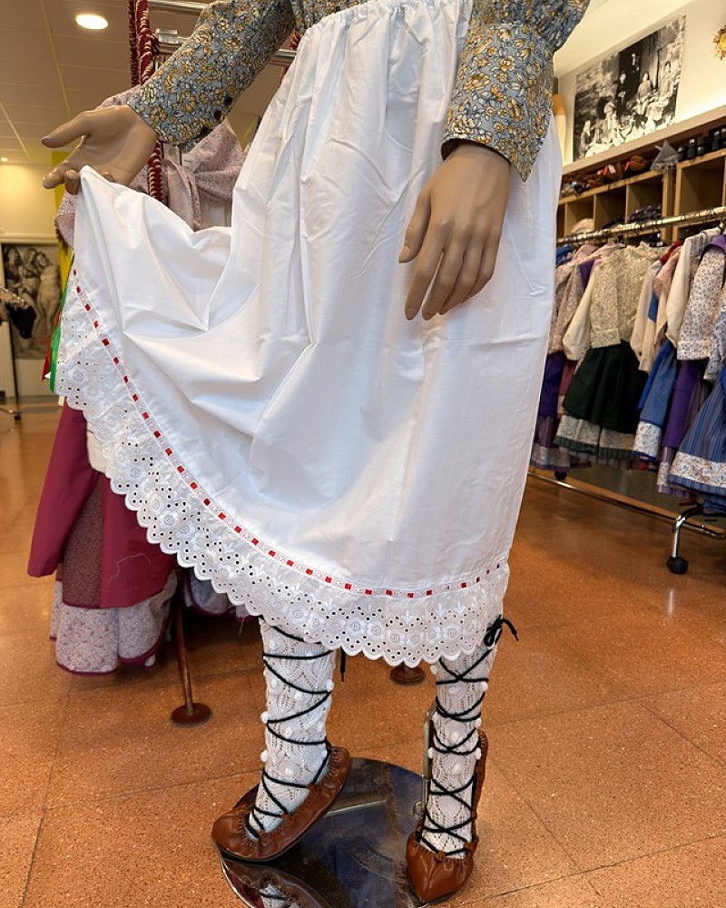 Traje vasco mujer completo negro con corpiño, falda estampada y pañuelo - Traje de Aldeana Vasca de Mujer