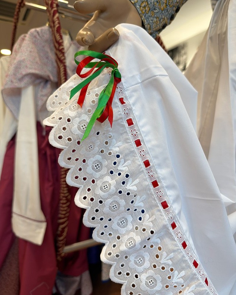 Traje vasco mujer completo negro con corpiño, falda estampada y pañuelo - Traje de Aldeana Vasca de Mujer