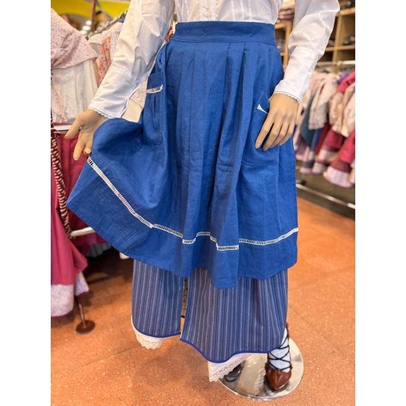 Traje vasco mujer azul completo con falda, delantal y blusa tradicional