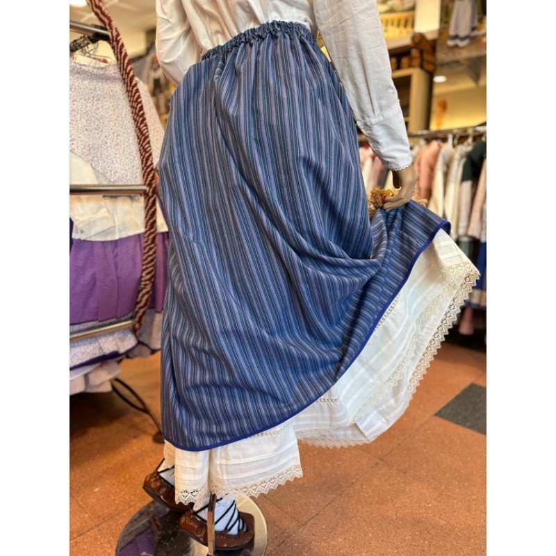 Traje vasco mujer azul completo con falda, delantal y blusa tradicional