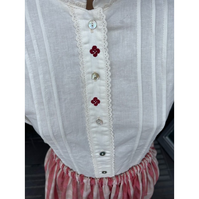 Euskal jantzi tradizionala, lauburu granatez brodaturiko blusarekin eta patchwork gonarekin