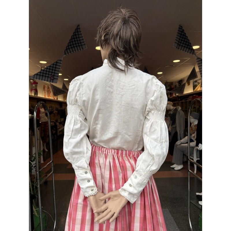 Euskal jantzi tradizionala, lauburu granatez brodaturiko blusarekin eta patchwork gonarekin