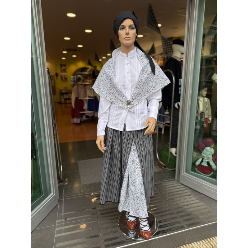 Conjunto de traje vasco en tonos grises con blusa bordada y falda tradicional