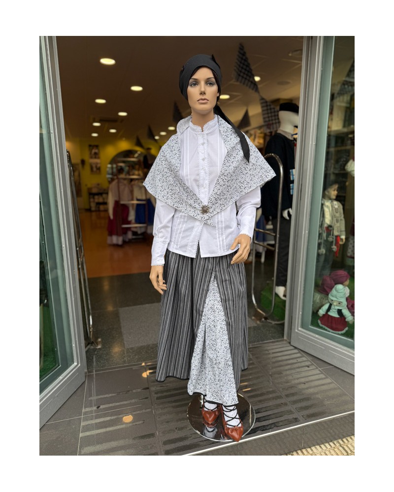 Conjunto de traje vasco en tonos grises con blusa bordada y falda tradicional