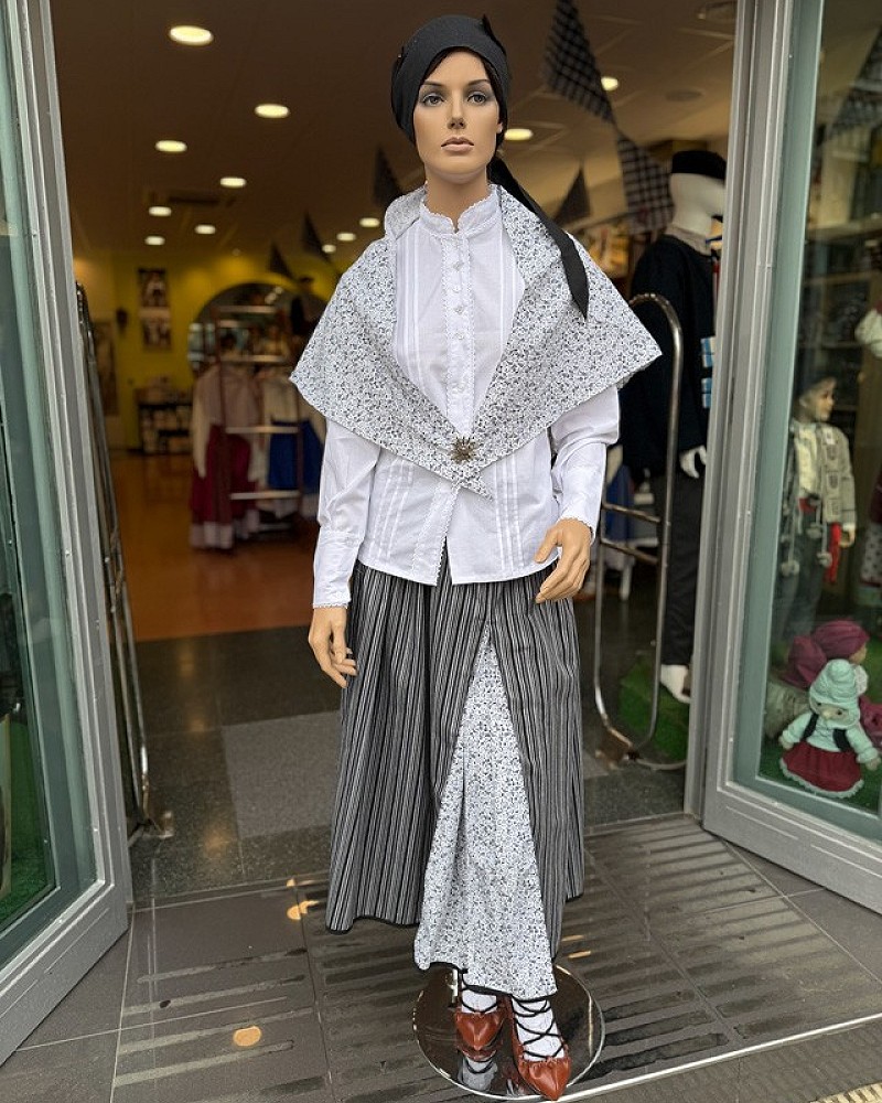 Traje vasco mujer gris con blusa bordada y falda tradicional - conjunto baserritarra regional típico de casera vasca