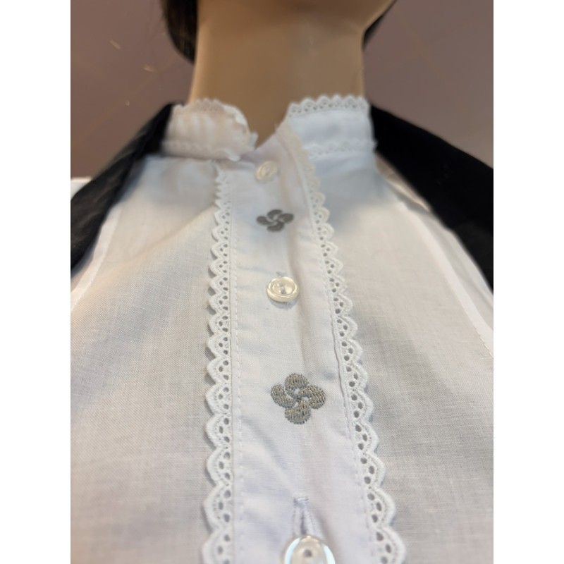 Conjunto de traje vasco en tonos grises con blusa bordada y falda tradicional