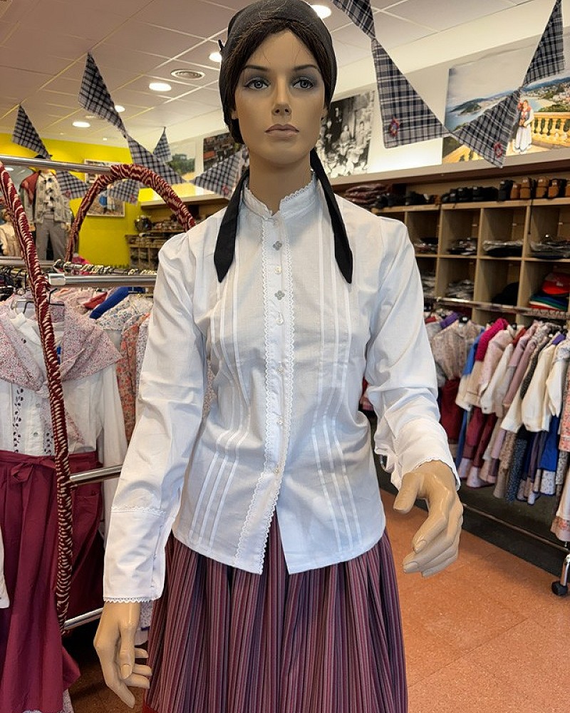 Traje vasco mujer gris con blusa bordada y falda tradicional - conjunto baserritarra regional típico de casera vasca