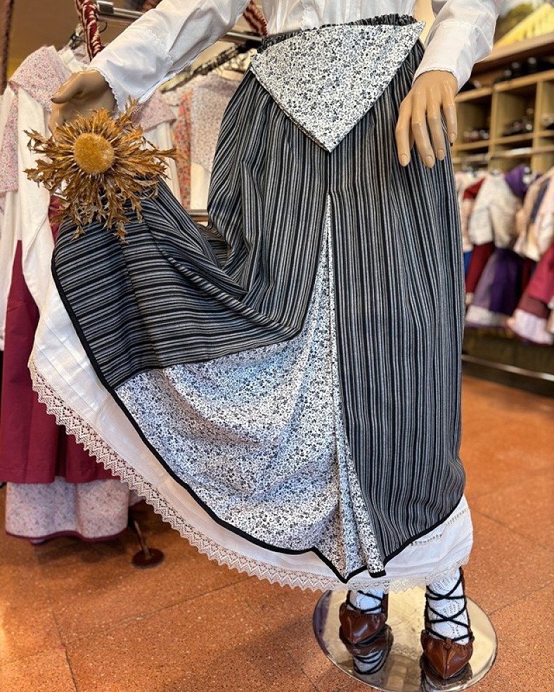 Traje vasco mujer gris con blusa bordada y falda tradicional - conjunto baserritarra regional típico de casera vasca