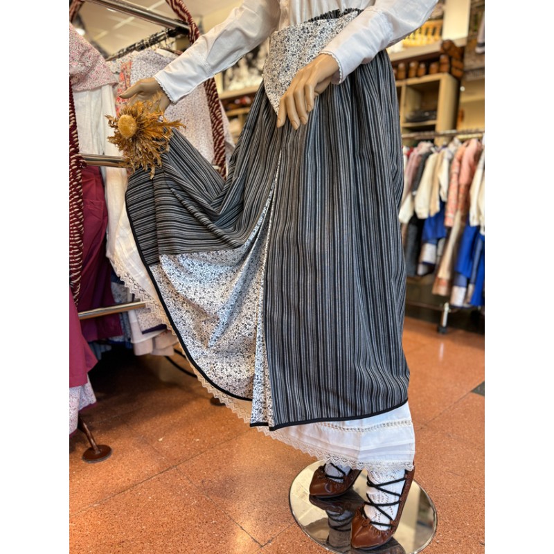 Conjunto de traje vasco en tonos grises con blusa bordada y falda tradicional