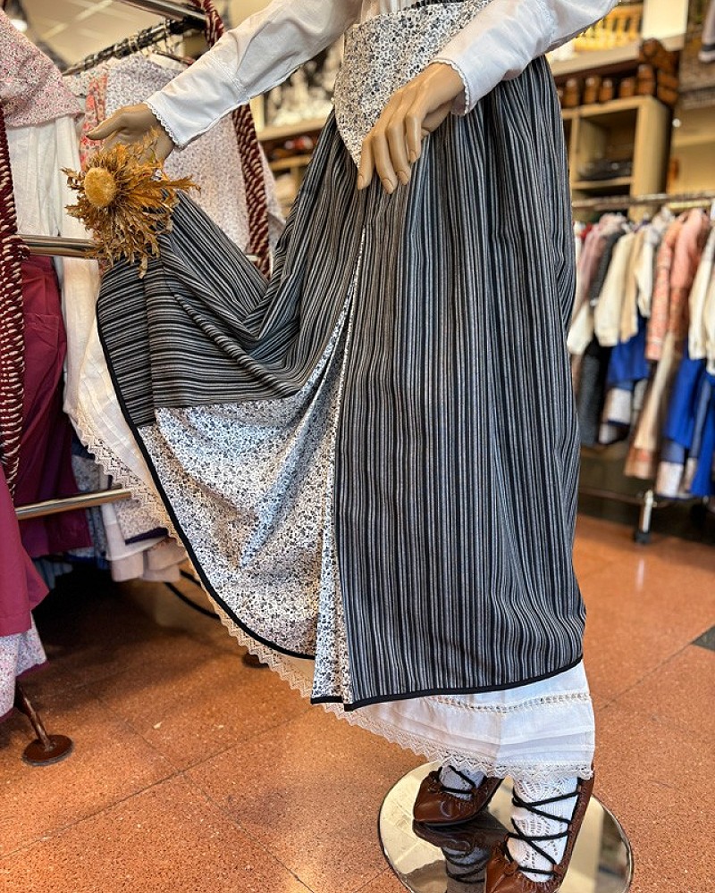 Traje vasco mujer gris con blusa bordada y falda tradicional - conjunto baserritarra regional típico de casera vasca