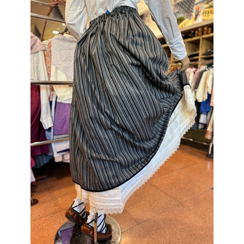 Conjunto de traje vasco en tonos grises con blusa bordada y falda tradicional