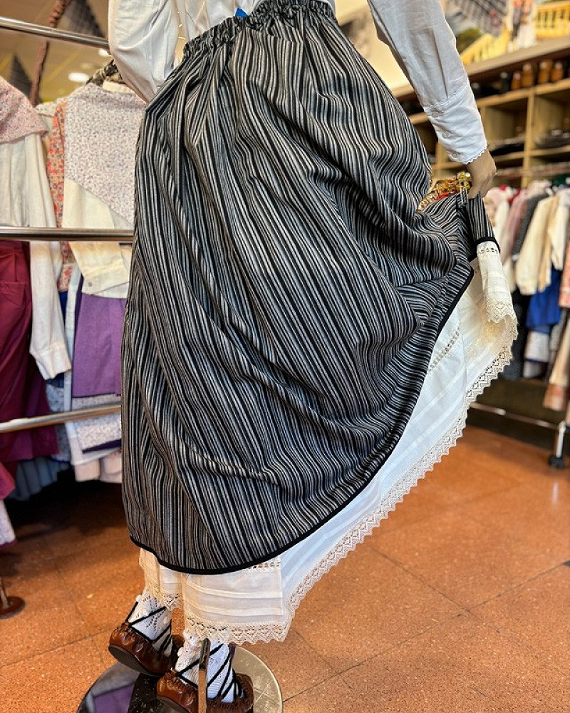 Traje vasco mujer gris con blusa bordada y falda tradicional - conjunto baserritarra regional típico de casera vasca