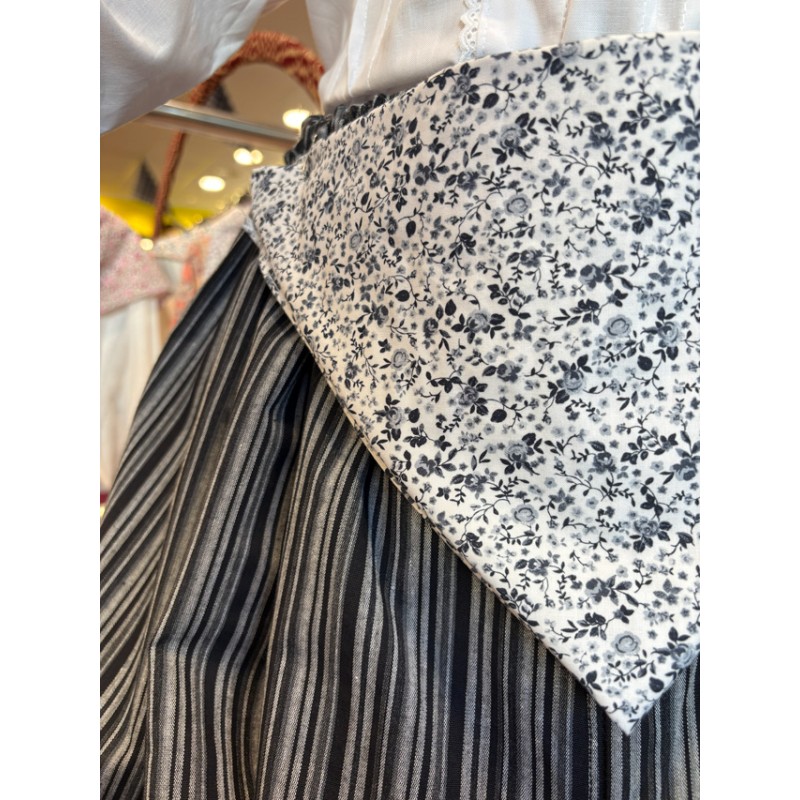 Conjunto de traje vasco en tonos grises con blusa bordada y falda tradicional