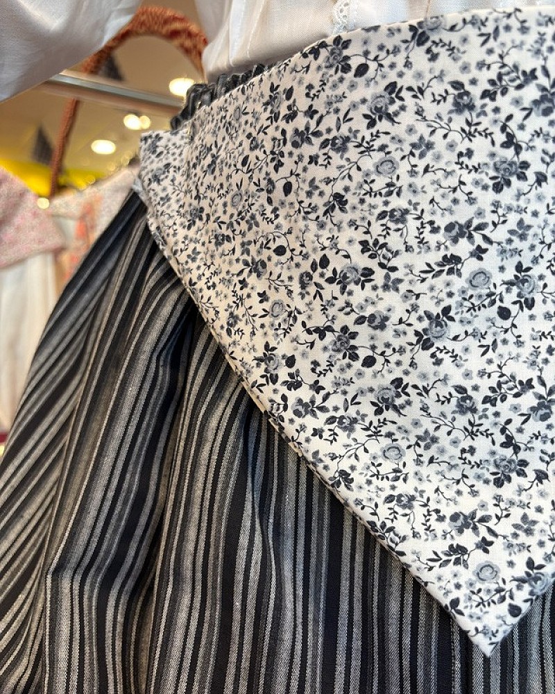 Traje vasco mujer gris con blusa bordada y falda tradicional - conjunto baserritarra regional típico de casera vasca
