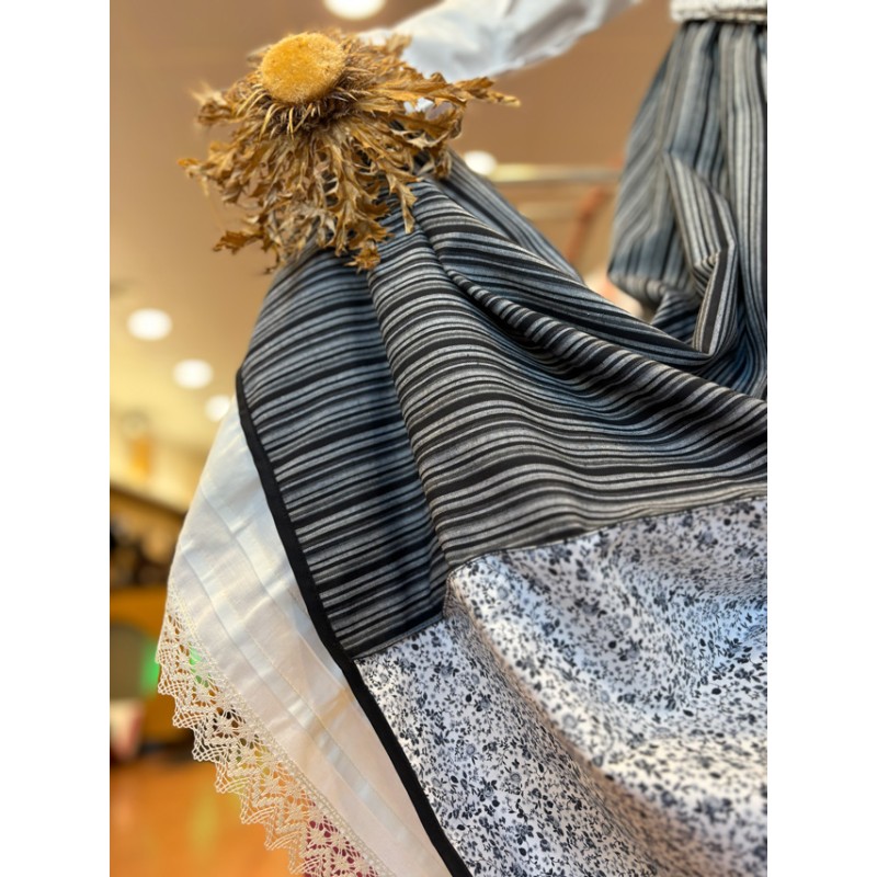 Conjunto de traje vasco en tonos grises con blusa bordada y falda tradicional