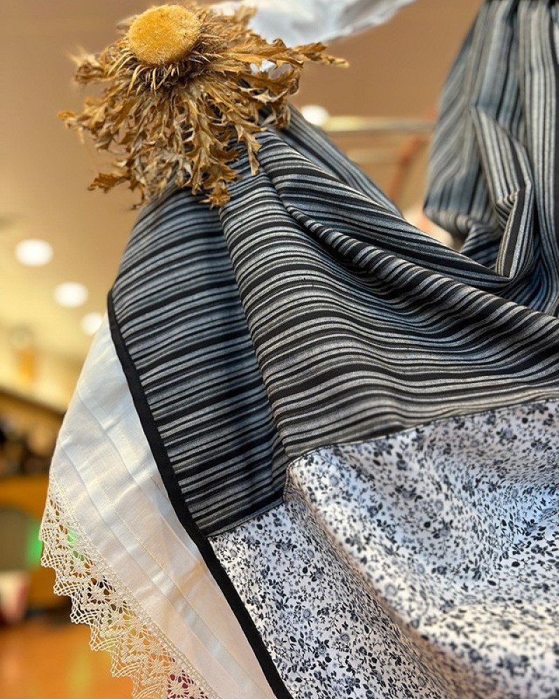 Traje vasco mujer gris con blusa bordada y falda tradicional - conjunto baserritarra regional típico de casera vasca