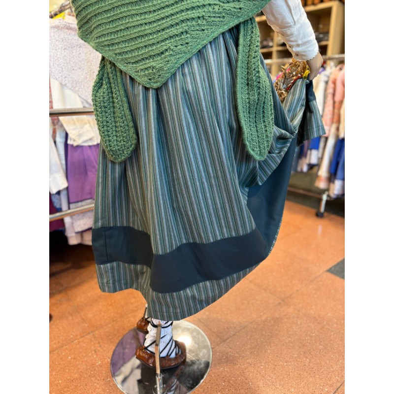 Traje vasco completo verde con corpiño de ondas y falda tradicional