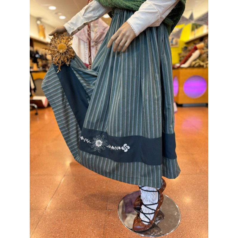 Traje vasco completo verde con corpiño de ondas y falda tradicional