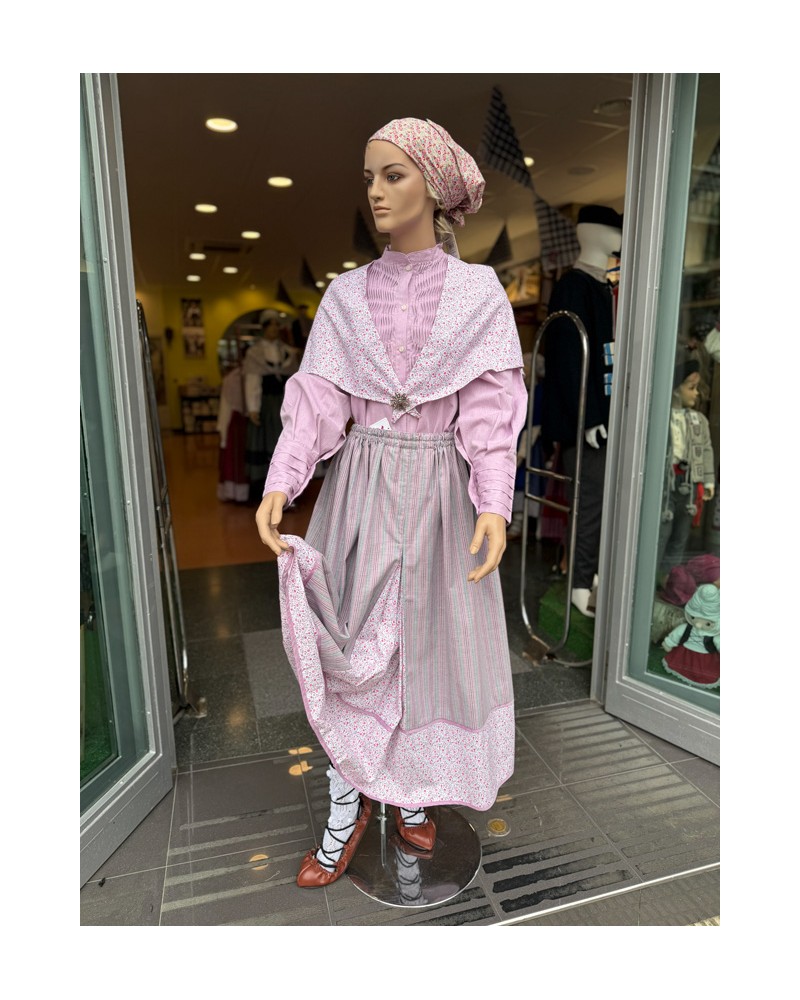 Traje vasco rosa tradicional con falda rayada y pañuelo a juego