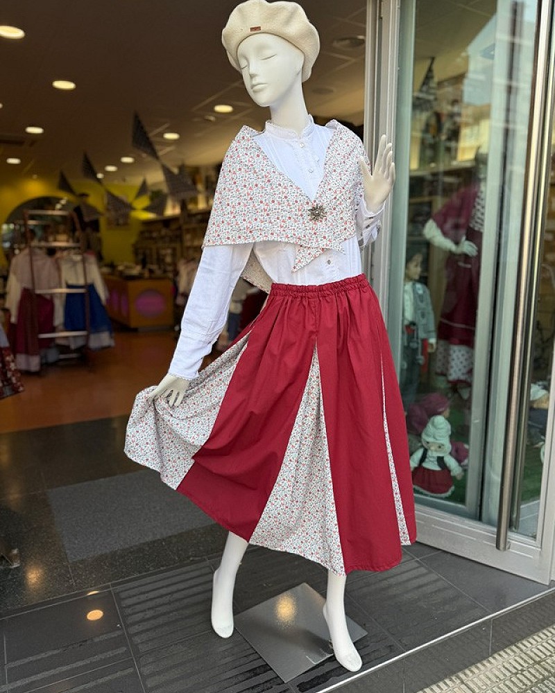 Traje vasco mujer rojo con falda tradicional y pañuelo floral - conjunto baserritarra regional típico de aldeana vasca
