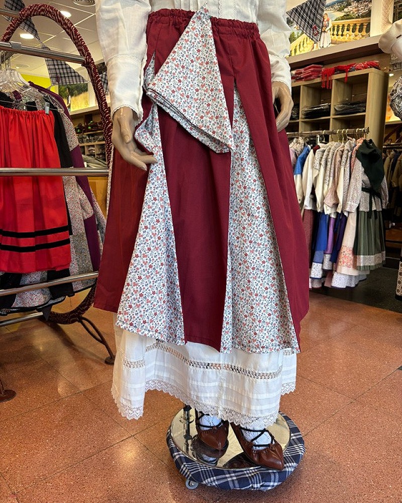 Traje vasco mujer rojo con falda tradicional y pañuelo floral - conjunto baserritarra regional típico de aldeana vasca