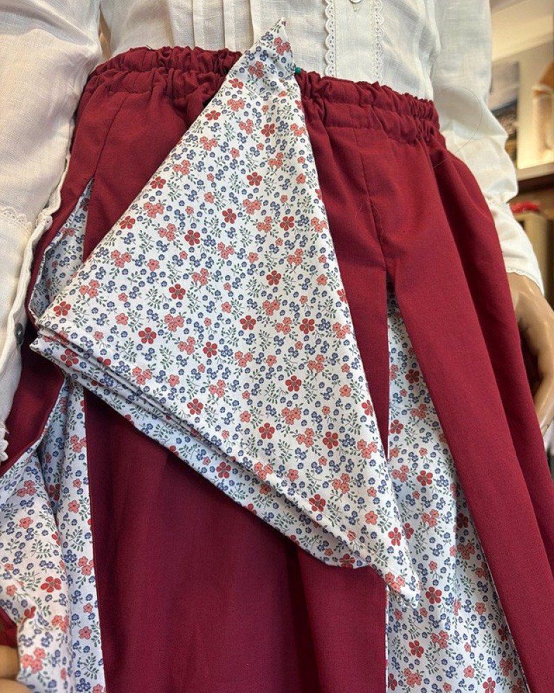 Traje vasco mujer rojo con falda tradicional y pañuelo floral - conjunto baserritarra regional típico de aldeana vasca
