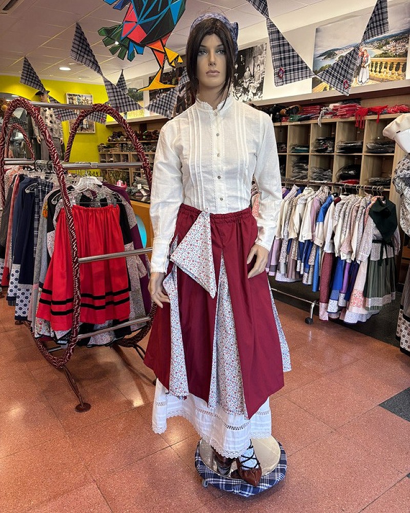 Traje vasco mujer rojo con falda tradicional y pañuelo floral - conjunto baserritarra regional típico de aldeana vasca