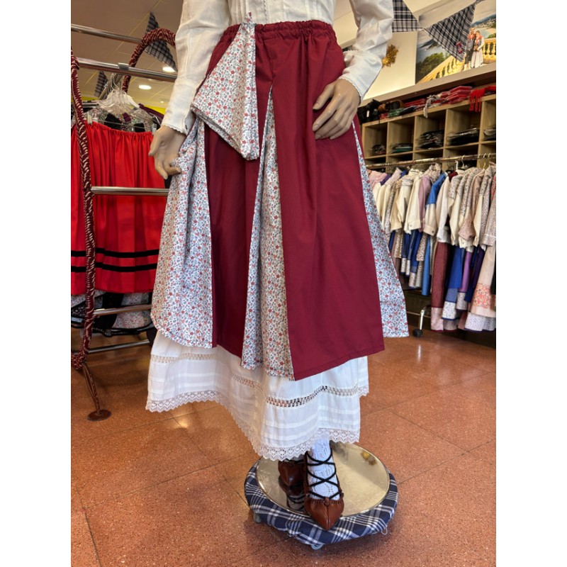 Traje vasco mujer rojo con falda tradicional y pañuelo floral incluido