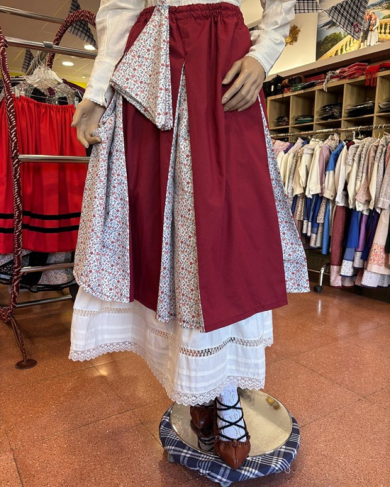 Traje vasco mujer rojo con falda tradicional y pañuelo floral - conjunto baserritarra regional típico de aldeana vasca