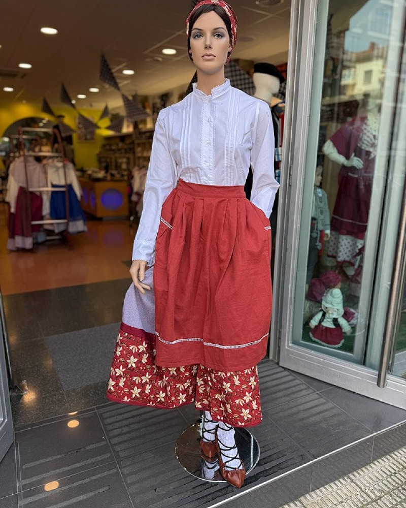 Traje vasco mujer con falda tradicional, delantal y pañuelo - traje baserritarra regional típico de casera para fiestas vascas