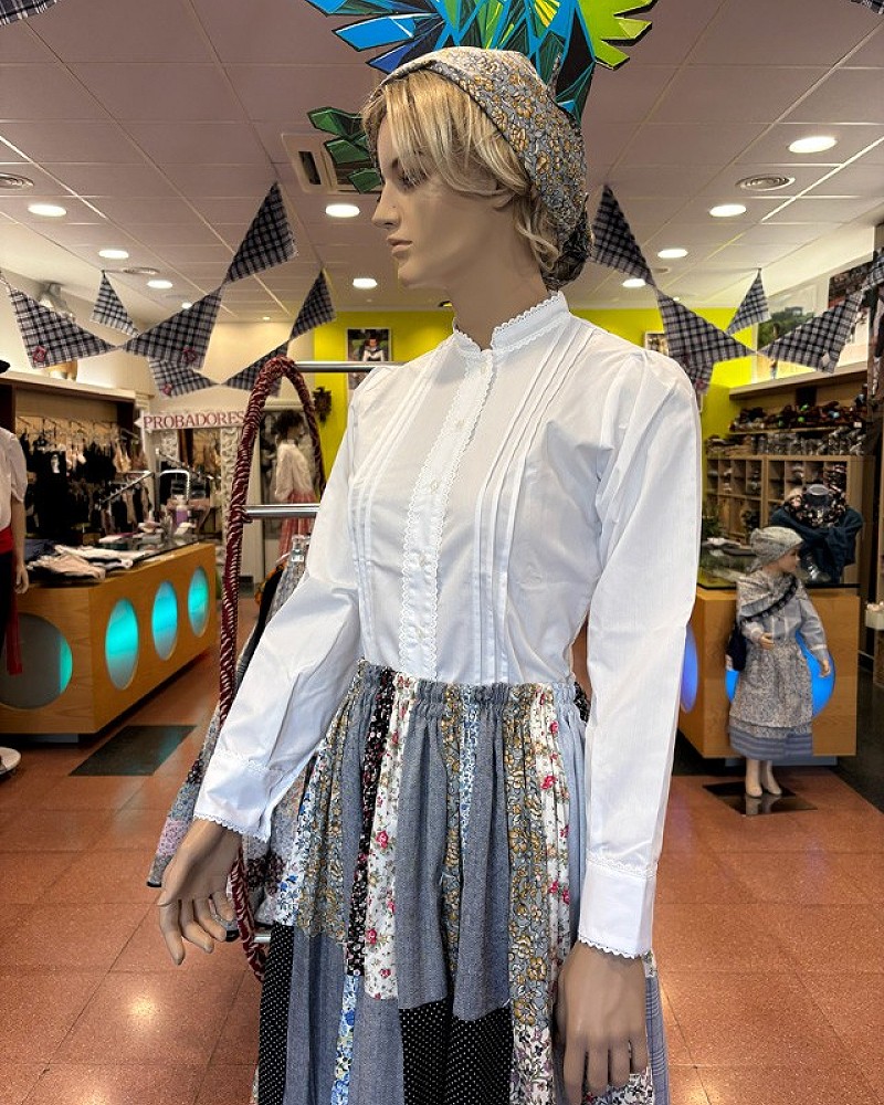 Traje vasco mujer con falda tradicional, delantal y pañuelo - traje baserritarra regional típico de casera para fiestas vascas