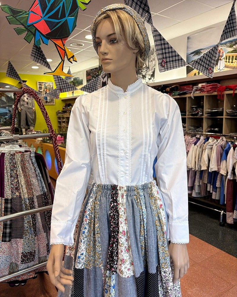 Traje vasco mujer con falda tradicional, delantal y pañuelo - traje baserritarra regional típico de casera para fiestas vascas