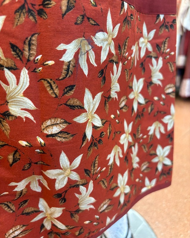 Traje vasco mujer con falda tradicional, delantal y pañuelo - traje baserritarra regional típico de casera para fiestas vascas