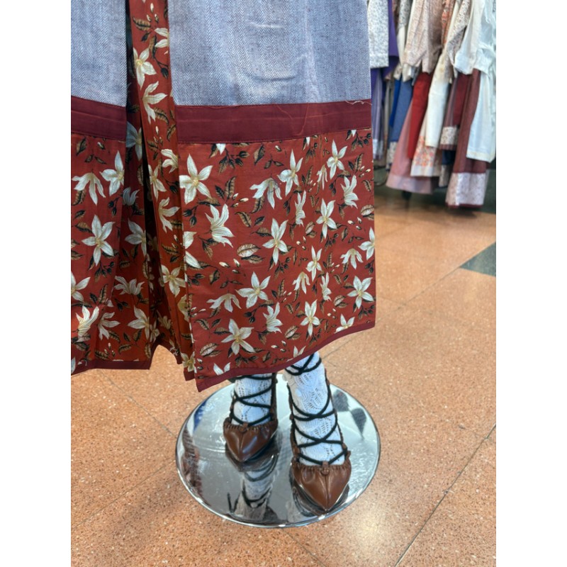 Traje vasco mujer con falda tradicional, delantal y pañuelo incluido