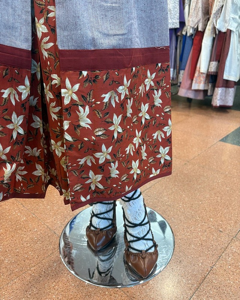 Traje vasco mujer con falda tradicional, delantal y pañuelo - traje baserritarra regional típico de casera para fiestas vascas