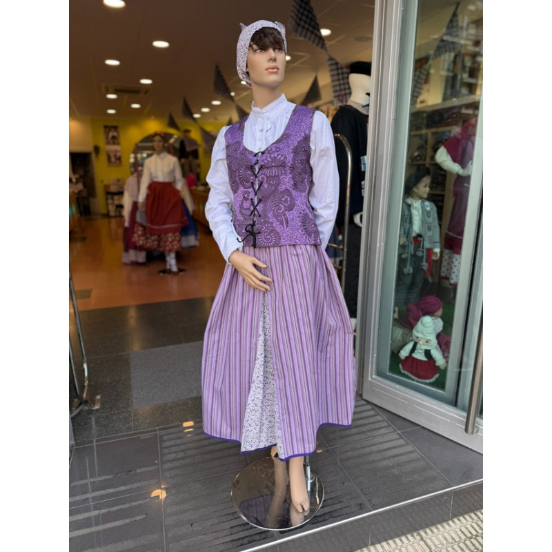 Traje vasco mujer con corpiño morado adamascado y falda tradicional a rayas