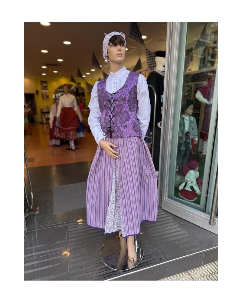 Euskal jantzia, emakumea, korpiño morea eta gona marraduna