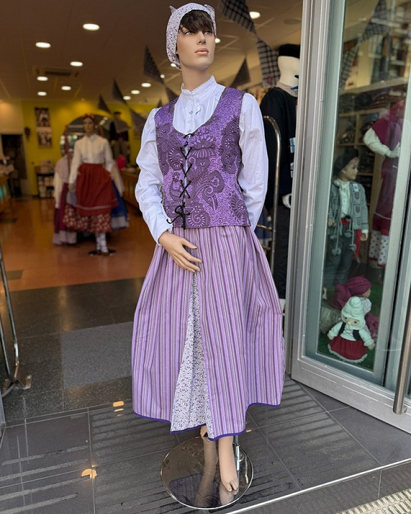 Traje vasco mujer con corpiño morado adamascado y falda a rayas - conjunto baserritarra regional tradicional de casera vasca