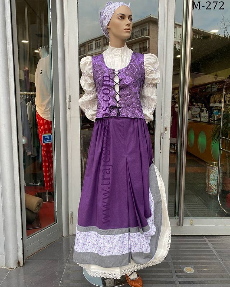 Euskal jantzia, emakumea, korpiño morea eta gona marraduna