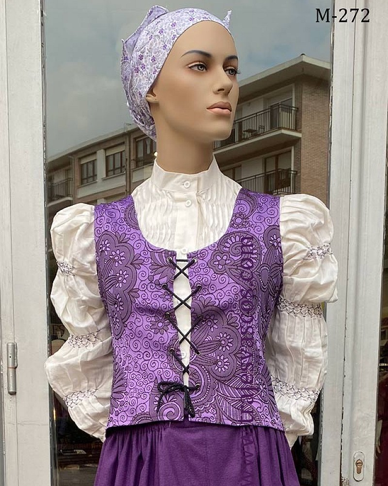 Traje vasco mujer con corpiño morado adamascado y falda a rayas - conjunto baserritarra regional tradicional de casera vasca