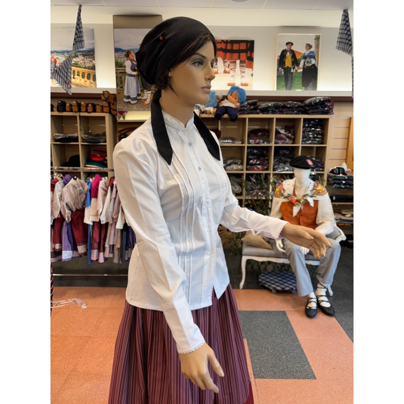 Traje vasco mujer con corpiño morado adamascado y falda tradicional a rayas