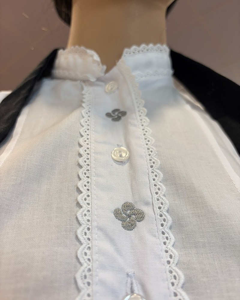 Traje vasco mujer con corpiño morado adamascado y falda a rayas - conjunto baserritarra regional tradicional de casera vasca