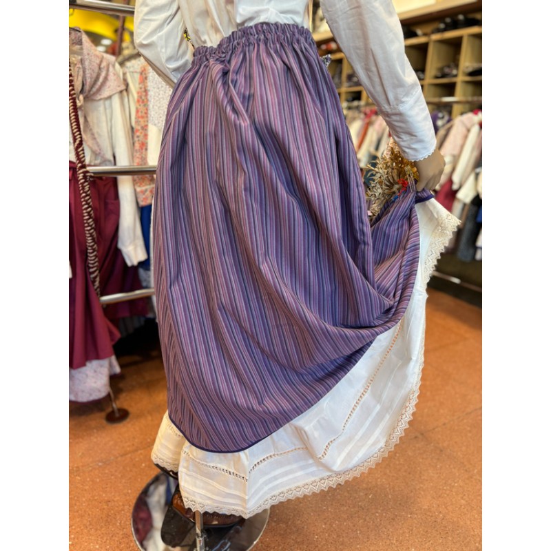 Traje vasco mujer con corpiño morado adamascado y falda tradicional a rayas