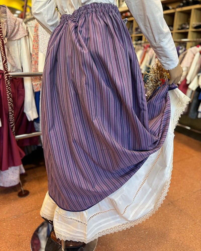Traje vasco mujer con corpiño morado adamascado y falda a rayas - conjunto baserritarra regional tradicional de casera vasca