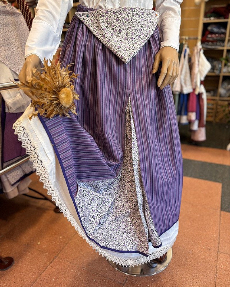 Traje vasco mujer con corpiño morado adamascado y falda a rayas - conjunto baserritarra regional tradicional de casera vasca